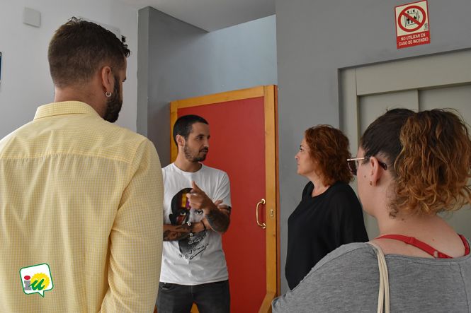 Reunión mantenida con los concejales y profesionales sanitarios de Beas de Granada a la que han asistido María del Carmen Pérez y Jesús Fernández (IU)