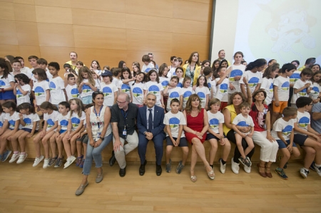 Antonio Jesús Castillo, delegado de Educación junto a unos escolares (ARCHIVO)