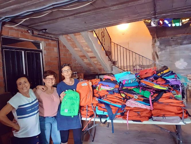 Mochilas donadas por la ONG (LANJARÓN MIRA AL MUNDO) 