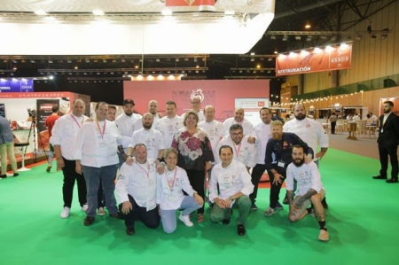 La Diputada Ana Muñoz con la representación de `Sabor Granada` que han estado en la feria (DIPUTACIÓN DE GRANADA)