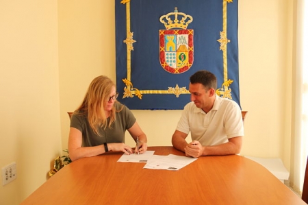 el teniente de alcalde del Ayuntamiento de Alhendín, Jorge Sánchez, y la presidenta de la Sociedad Protectora de Animales y Plantas de Granada (SPAPG), Corinna Willhöft (AYTO. ALHENDÍN) 