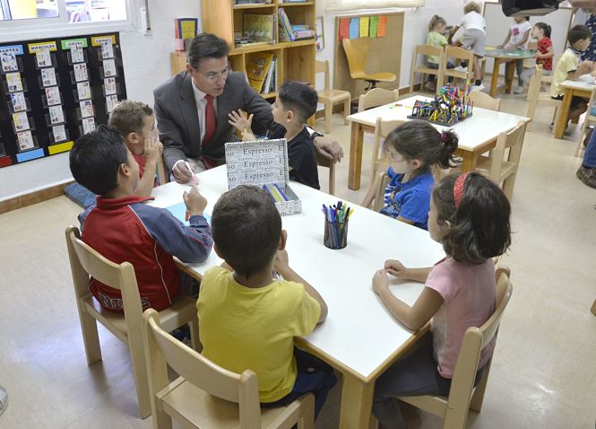 Luis Salvador durante la visita a la Escuela Infantil `Belén` (JAVIER ALGARRA)