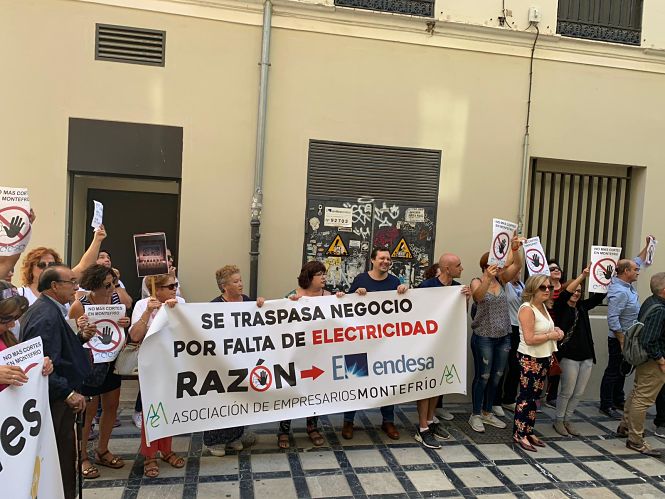 Vecinos de Montefrio druante la protesta (AYUNTAMIENTO DE MONTEFRIO)