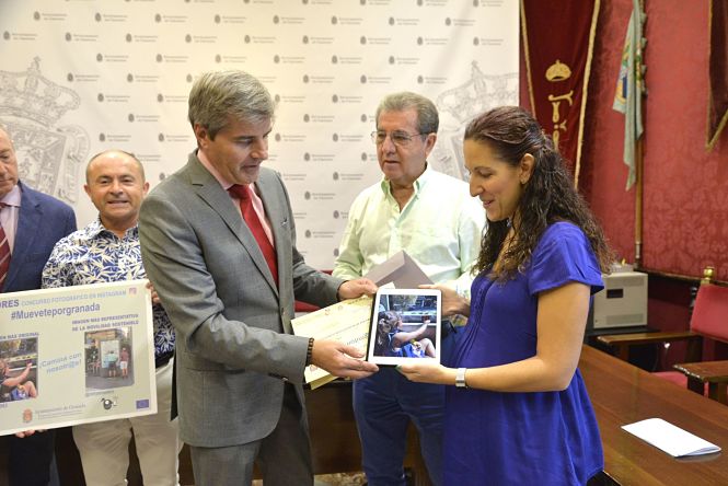 César Díaz entrega uno de los premios (JAVIER ALGARRA) 