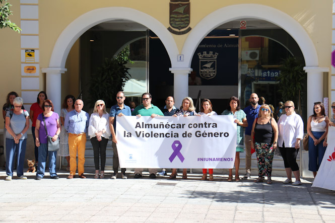 Concentración mensual contra la violencia de género en Almuñécar (AYTO. ALMUÑÉCAR) 