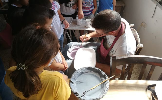 Escolares en el taller de alfareria (AYTO. MONACHIL)