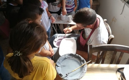 Escolares en el taller de alfareria (AYTO. MONACHIL)