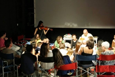 Juan Mata en una actividad con escolares (ASOCIACIÓN ENTRELIBROS)