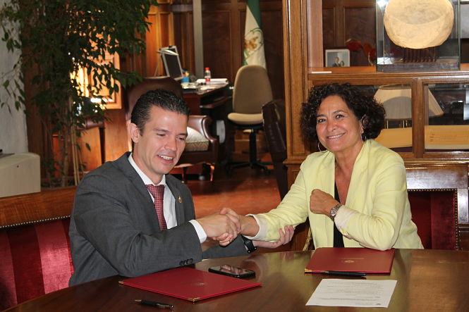 Momento de la firma del convenio (UGR) 
