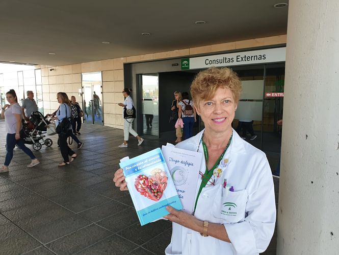 Socorro Leyva con la guía cardiosaludable (HUSC)