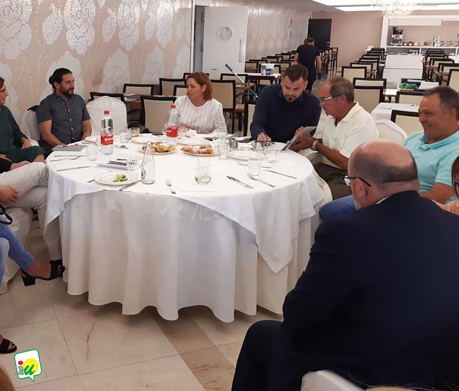 Reunión de miembros de IU con Regamam (IU)