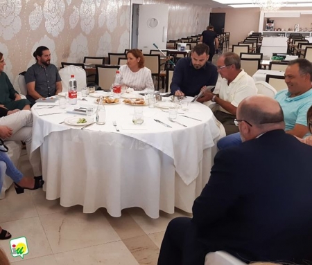 Reunión de miembros de IU con Regamam (IU)