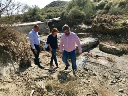 Fran Hervías durante su visita a Baza para hablar con los vecinos tras el paso de la DANA (CS)