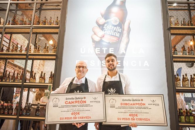 Enrique de la Blanca con su premio (ESTRELLA GALICIA)