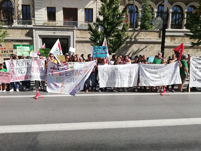 Concentración en la sede de la Delegación de Educación (CODAPA)