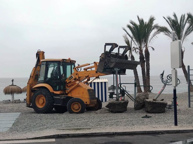 Retiradas de elementos dañados en las Playas de Almuñécar (AYTO. ALMUÑÉCAR)
