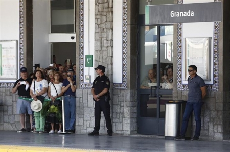 Colas en la Estación de Renfe de Granada (ÁLEX CÁMARA  EUROPA PRESS)