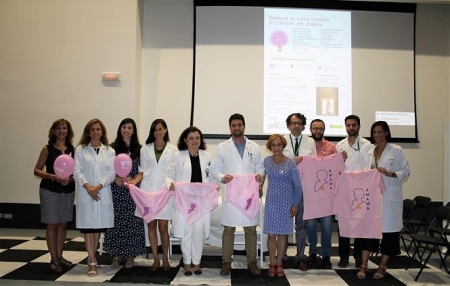 Acto de inauguración con profesionales sanitarios y representantes de la Asociación Española contra el Cáncer y la Asociación AMAMA Granada (HUSC)