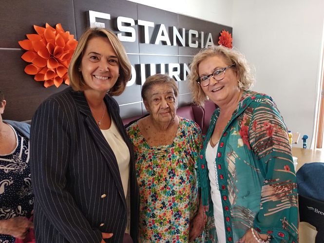 Luisa garcía Chamorro durante la visita a una de las residencias (AYTO. MOTRIL)