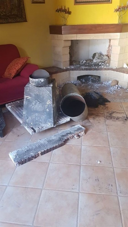 Chimenea donde el individuo quedó atrapado (POLICÍA LOCAL DE GRANADA) 