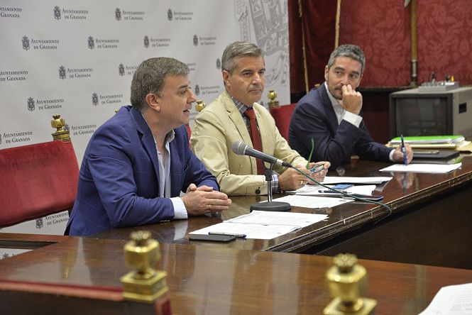 Francisco Fuentes, César Díaz y Manuel Olivares han repasado asuntos de actualidad (JAVIER ALGARRA)