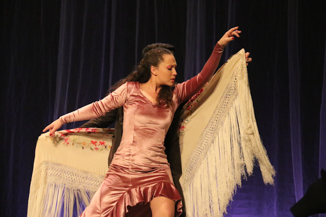 Momento de la actuación de Christina Pagés (AYTO. ALMUÑÉCAR)