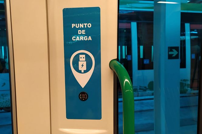 Punto de recarga de móvil en el metro (JUNTA)