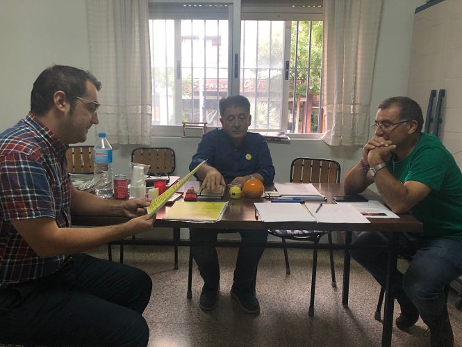 Antonio Tejada de La Ciudad Accesible junto a Manuel Martín, Defensor de la Ciudadanía de Granada y Mario Picazo, parroco de la Barriada de La Paz, durante el encierro en la Iglesia de San Francisco (LA CIUDAD ACCESIBLE)