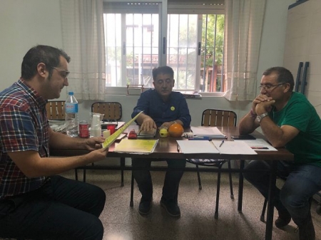 Antonio Tejada de La Ciudad Accesible junto a Manuel Martín, Defensor de la Ciudadanía de Granada y Mario Picazo, parroco de la Barriada de La Paz, durante el encierro en la Iglesia de San Francisco (LA CIUDAD ACCESIBLE)