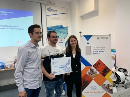 Alumnos recogen el premio (ILLUNION)