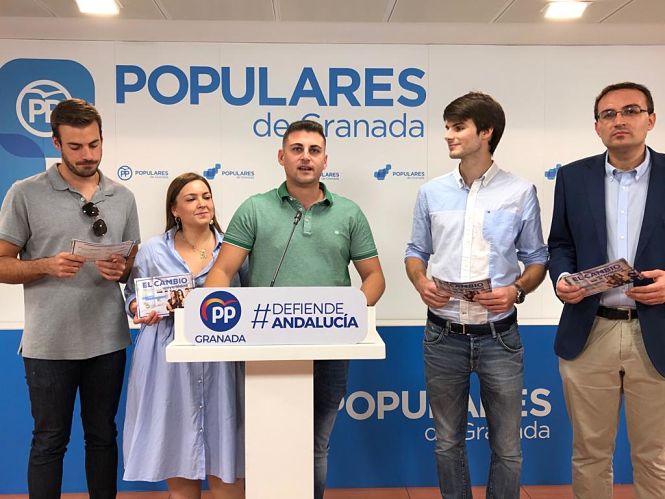Rafael Caracuel junto a miembros de NNGG (PP) 