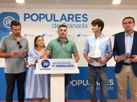 Rafael Caracuel junto a miembros de NNGG (PP) 