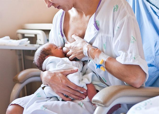 Madre dando de mamar a su hijo (JUNTA) 