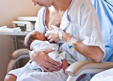 Madre dando de mamar a su hijo (JUNTA) 
