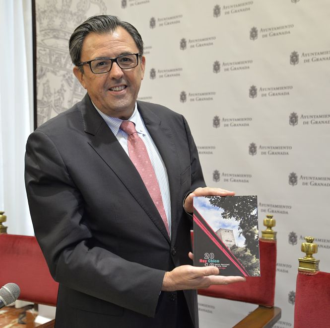 El Concejal de Juventud, Carlos Ruiz Cosano  ha presentado el catalogo (JAVIER ALGARRA)