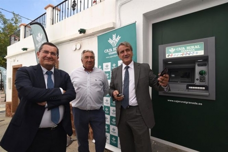 José Entrena ha inaugurado el nuevo cajero de Rubite (R. MARTÍNEZ / DIPGRA)