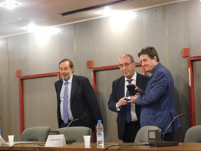 Luis García Montero entre el galardón a Antonio Gil de Carrasco (INSTITUTO CERVANTES)