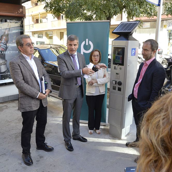 El Concejal de movilidad, César Díaz ha presentado los nuevos parquimetros (JAVIER ALGARRA)