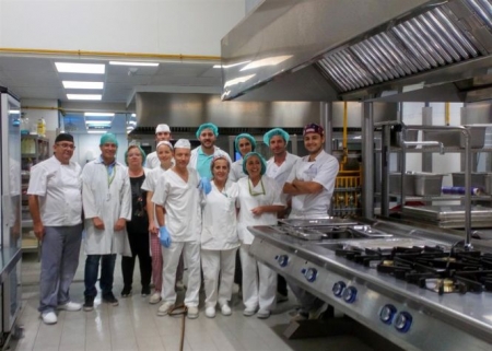 Profesionales en la nueva cocina del Hospital Virgen de las Nieves (JUNTA) 