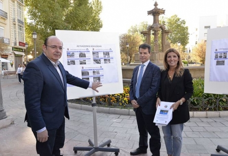 Sebastián Pérez ha presentado el proyecto para realzar las fuentes ornamentales de la ciudad (JAVIER ALGARRA) 