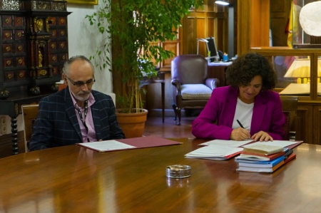 Momento de la firma del convenio (UGR) 