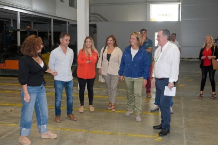 Miembros del equipo de gobierno durante la visita a Frutas Tejerina (AYTO. MOTRIL) 
