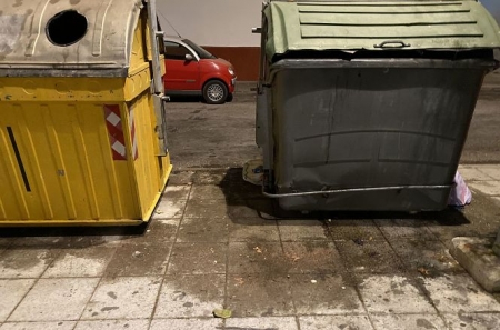 Estado de los contenedores en una calle de Motril (AYTO. MOTRIL)