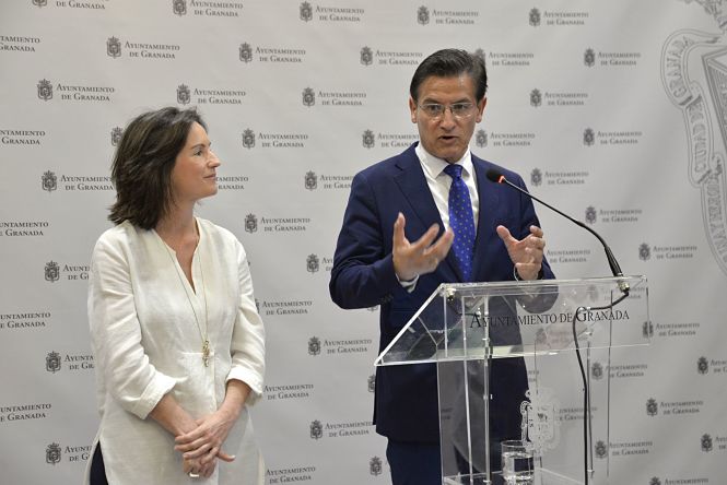 Luis Salvador y COncha de Santa Ana tras sellar el compromiso (JAVIER ALGARRA)