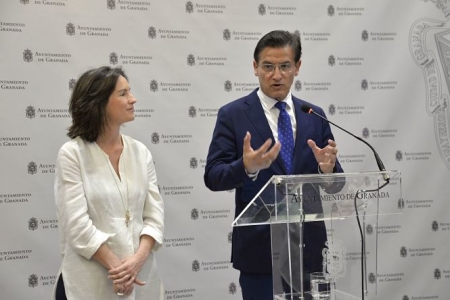 Luis Salvador y COncha de Santa Ana tras sellar el compromiso (JAVIER ALGARRA)