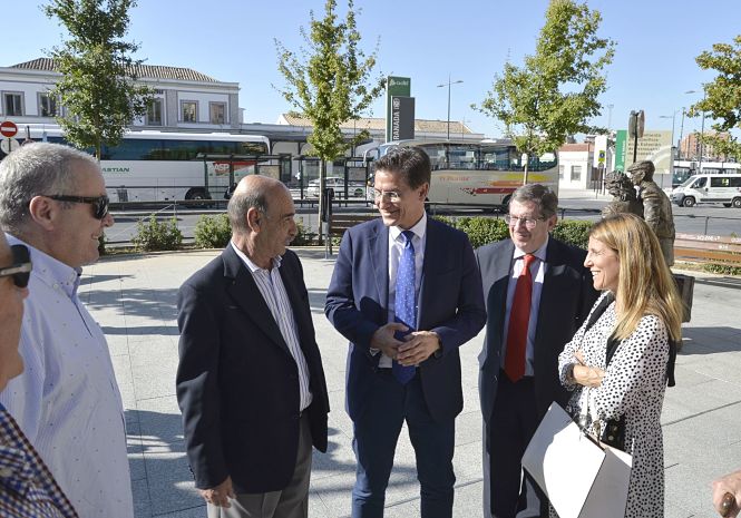 Luis Salvador durante su visita al Barrio de Los Pajaritos (JAVIER ALGARRA)