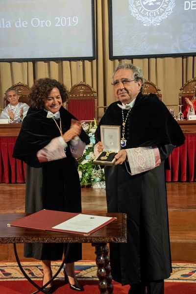 Pilar Aranda entrega el galardón al rector de la UMA (UGR) 