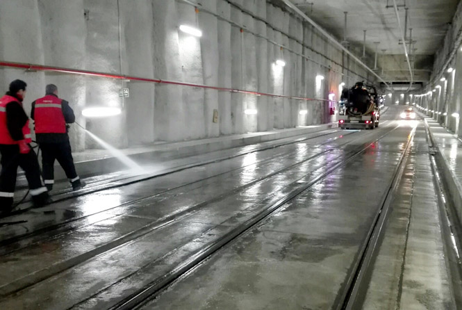 Operarios durante la limpieza de un túnel del metro (JUNTA)