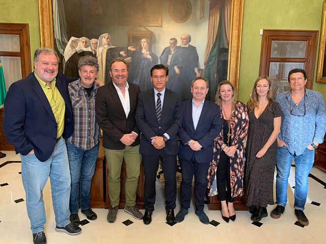 Luis Salvador se ha reunido con asociaciones culturales españolas (AYTO. GRANADA)