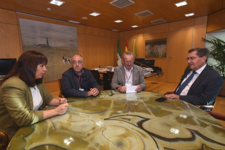 Reunión de José Entrena con miembros del banco de alimentos (R. MARTÍNEZ / DIPGRA) 